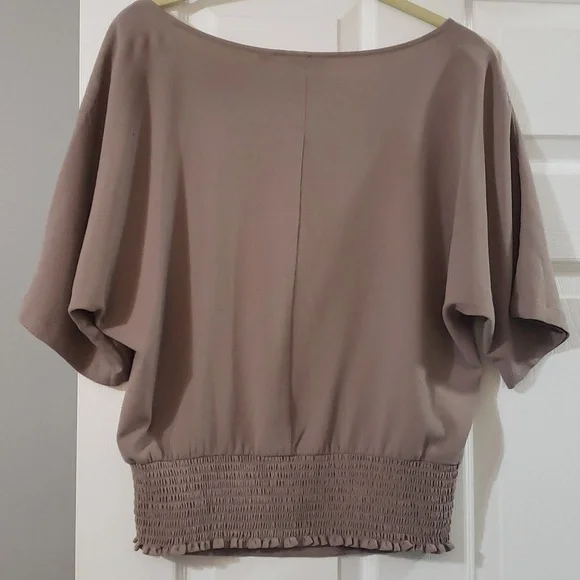 Tan blouse - Picture 5 of 7